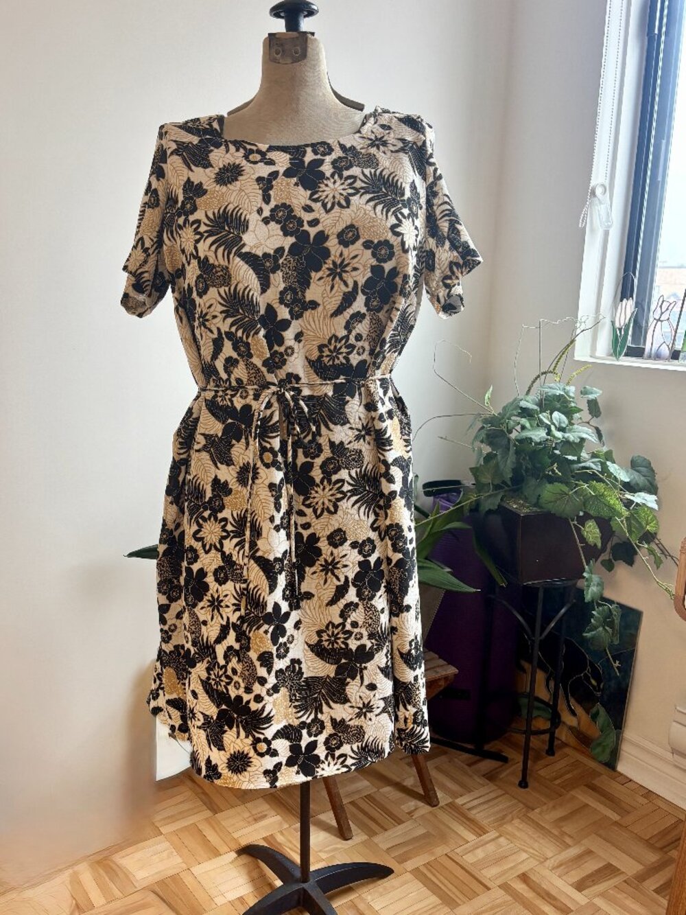Adorable Vintage Handmade Floral Dress ( size 12/14)